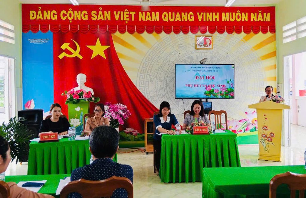 Đoàn chủ tịch gồm BGH nhà trường và Trưởng Ban ĐD CMHS năm học 2023 - 2024 (bà Võ Thị Thi - Hiệu Trưởng ngồi bìa phải, bà Phan Thị Trường An - Trưởng Ban CMHS ngồi bìa trái)