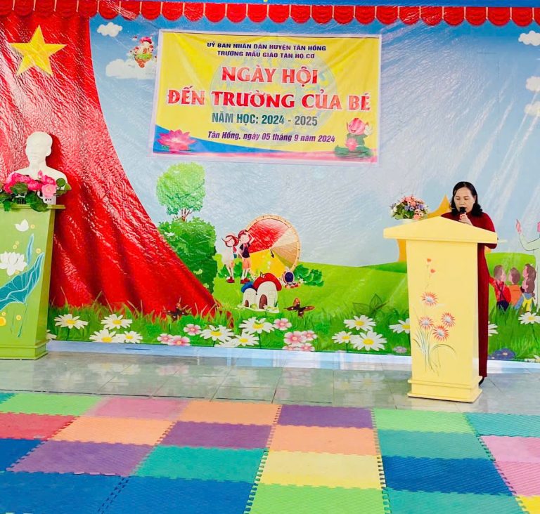 (Bà: Đỗ Thị Thùy Dung, huyện ủy viên, Chánh án Toàn án huyện Tân Hồng lên đọc thư của chủ tịch nước)