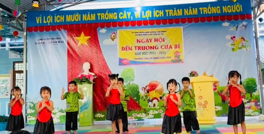 ( Tiết mục văn nghệ của các bé lớp mầm 1)