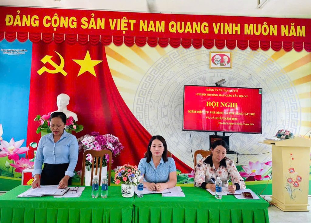 Bà Nguyễn Thị Thu Muội - Phó bí thư chi bộ thông qua chương trình hội nghị